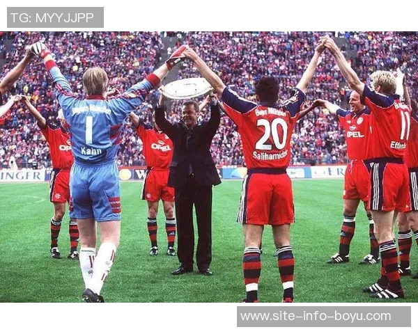 拜仁祝希斯菲尔德77岁生日快乐功勋主帅带队夺14冠成就辉煌历史