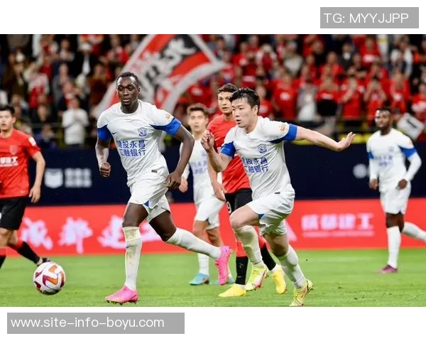 上海海港在中超联赛第29轮中以三球优势战胜浙江俱乐部绿城展现强劲实力