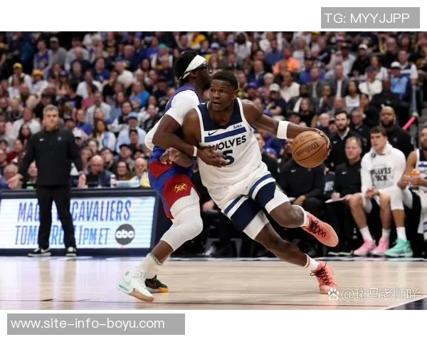 爱德华兹表现稳定半场轻松贡献9分3板2助攻1断1帽 爱德华兹表现稳定半场轻松贡献9分3板2助攻1断1帽